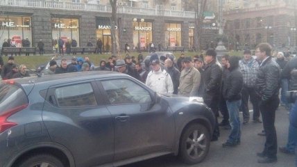 Митингующие перекрыли улицу Крещатик в Киеве