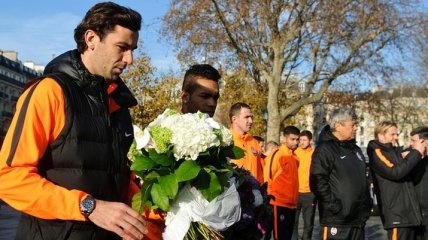 Игроки "Шахтера" почтили память жертв терактов в Париже (Фото)