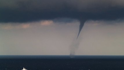 Смерч над морем