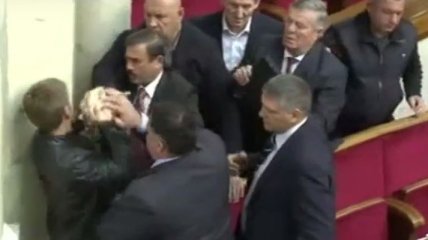 Нардеп Гончаренко пытался засыпать сухарями депутата Скорика