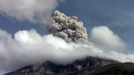 В Перу проснулся вулкан, власти эвакуируют население (Видео)