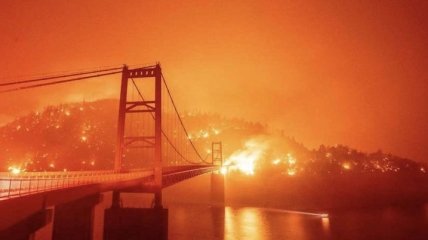 В США лесные пожары уничтожили тысячи домов, не менее 25 погибших