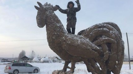 Когда искусство пахнет: житель Якутии лепит скульптуры из навоза (Фото)