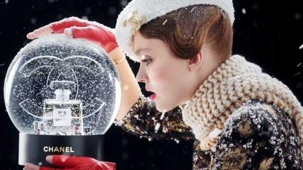 Лили-Роуз Депп снялась в рождественской рекламе для Chanel (Видео)