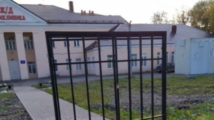 В РФ около поликлиники установили ворота без забора
