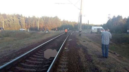 В Харьковской области авария на переезде: мотоцикл врезался в поезд
