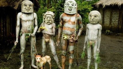 Грязевые люди: необычный образ жизни племени Асаро (Фото) 