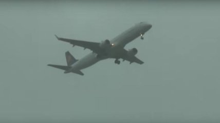 Самолет чуть не разбился в аэропорту в Нидерландах (Видео)