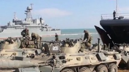 Сотни вертолетов и бомбардировщиков: росСМИ показали видео, как войска РФ возвращаются с украинских границ