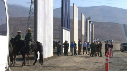 "Стіна Трампа": сильний вітер зніс частину стіни на кордоні США та Мексики