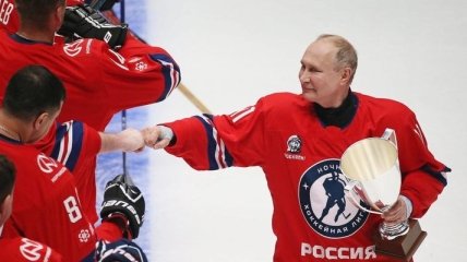 Днем чуть живой парад принимал, а ночью выиграл в хоккей: Путин повеселил соцсети