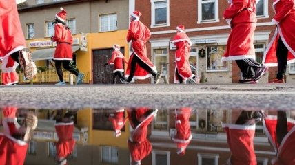 Как проходят костюмированные забеги Санта-Клаусов в разных странах мира (Фото)