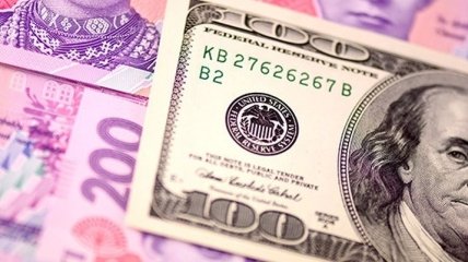 Украинцам позволили снимать с валютных счетов в 2,5 раза больше денег