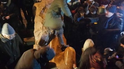 Памятник Ленину снесли: милиция открыла производство (Фото, видео)