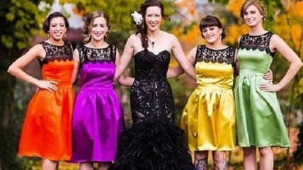 Смелые девушки, которые одели темные платья на собственную свадьбу (Фото)