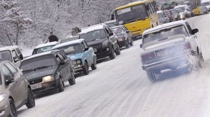 Примерно тысяча автомобилей оказались в заторах из-за снега