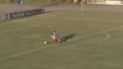 В Уругвае форвард забил один из самых нелепых голов в истории футбола (Видео)