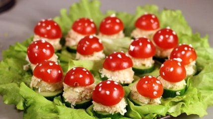 Помідори із сирною намазкою