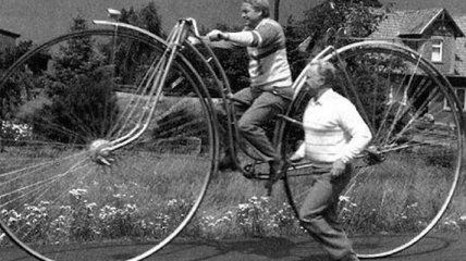 Люди и их странные велосипеды: ретро снимки (Фото)