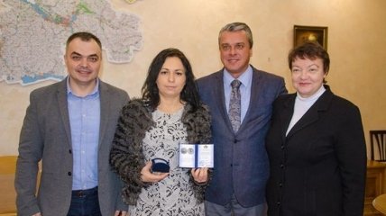 Французскую волонтерку наградили за помощь больницам Днепропетровщины