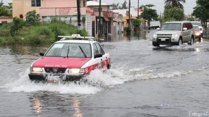 В Мексике эвакуируют людей из-за шторма "Барри"