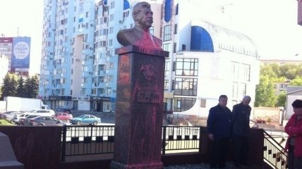 В Липецке облили краской недавно установленный памятник Сталину