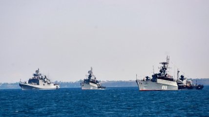 Кораблі супроводжуються бойовими катерами