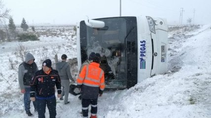 В Турции разбился автобус с туристами: одна женщина погибла, десятки пострадавших (фото, видео)