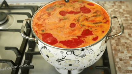 Смачний борщ із кількою в томаті