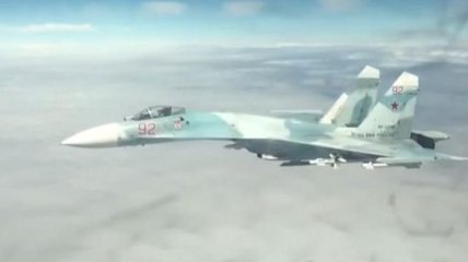 Российский истребитель Су-27 перехватил американские самолеты (Видео)