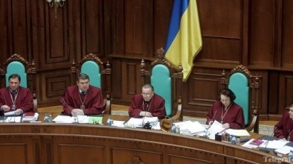 КС рассмотрит законопроект об ограничение спецстатуса депутатов