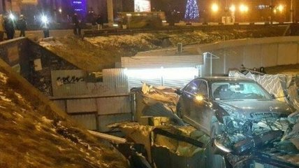 В Киеве Mercedes слетел с дороги на крышу торгового павильона