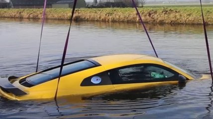 В Голландии в реке утопили суперкар Audi R8 (Видео)