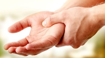 Названы основные причины онемения рук
