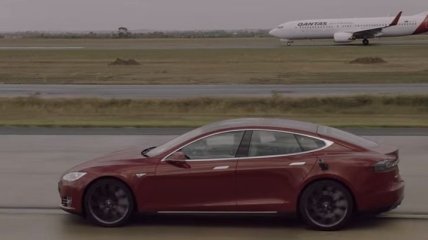 Соревнование на скорость между электромобилем Tesla и Boeing (Видео)