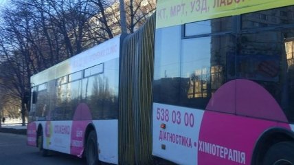 Троллейбус в Киеве разломился пополам во время движения