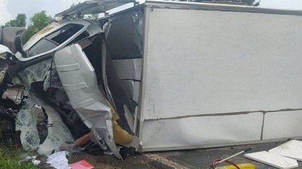 Бензовоз лоб в лоб столкнулся с грузовиком на Харьковщине, есть погибший (фото, видео)