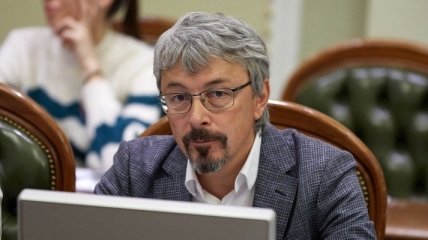 Министр культуры Ткаченко оказался замешан в расистском скандале