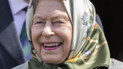 "30 000 фунтов в год": Елизавета II открыла вакансию для работы в Instagram и Twitter