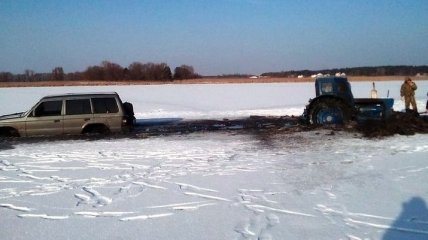 В Черкасской области иномарка провалилась под лед
