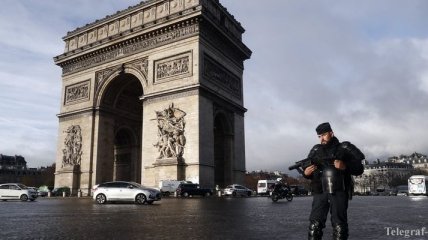 В Париже "желтые жилеты" повредили Триумфальную арку