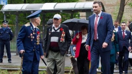 Кличко поздравил ветеранов с Днем Победы (Фото)