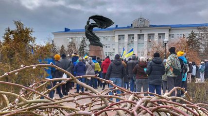 Жители Бердянска ежедневно выходят на митинги и шествия