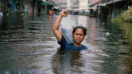 Шокирующие фото людей в затопленных домах (Фото) 