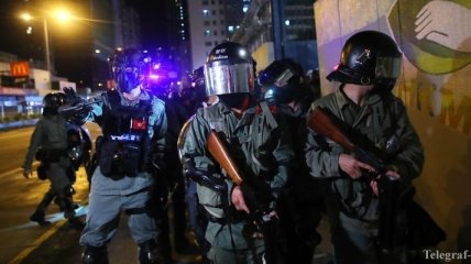 В Гонконге пошли в ход "коктейли Молотова": атаковано метро