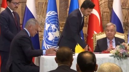 сергей шойгу подписывает соглашение в Стамбуле