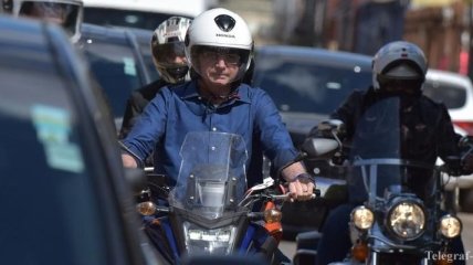 Президент Бразилии заявил об отрицательном тесте на COVID-19 и поехал кататься на мотоцикле