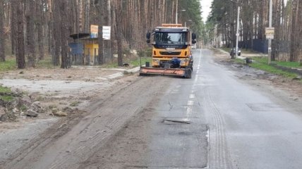 Киевщина: дорожники начали расчищать въезд в Ворзель