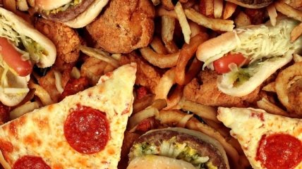 Ученые: Из-за жирной пищи люди не чувствуют себя сытыми