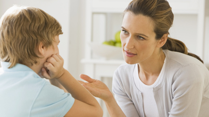 «Бить детей бесполезно и вредно»: 8 правил воспитания от педиатров